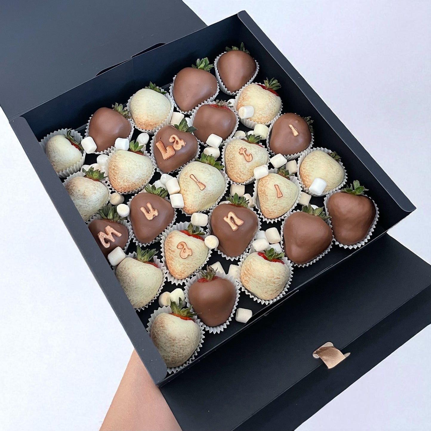 Box 25-30 capsune proaspete invelite in ciocolata belgiana Callebaut