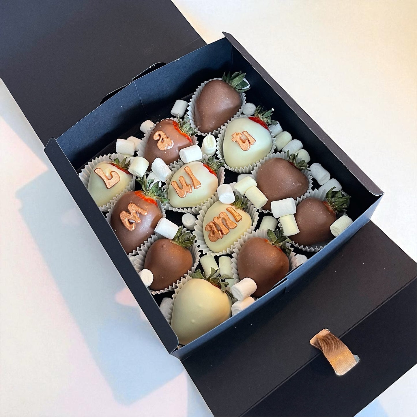 Box 12 capsune proaspete invelite in ciocolata belgiana Callebaut