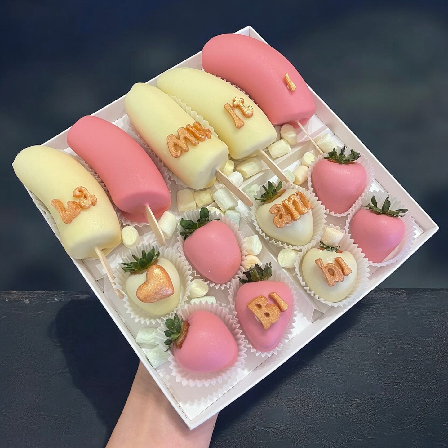 Mix Box banane si capsune proaspete invelite in ciocolata belgiana Callebaut