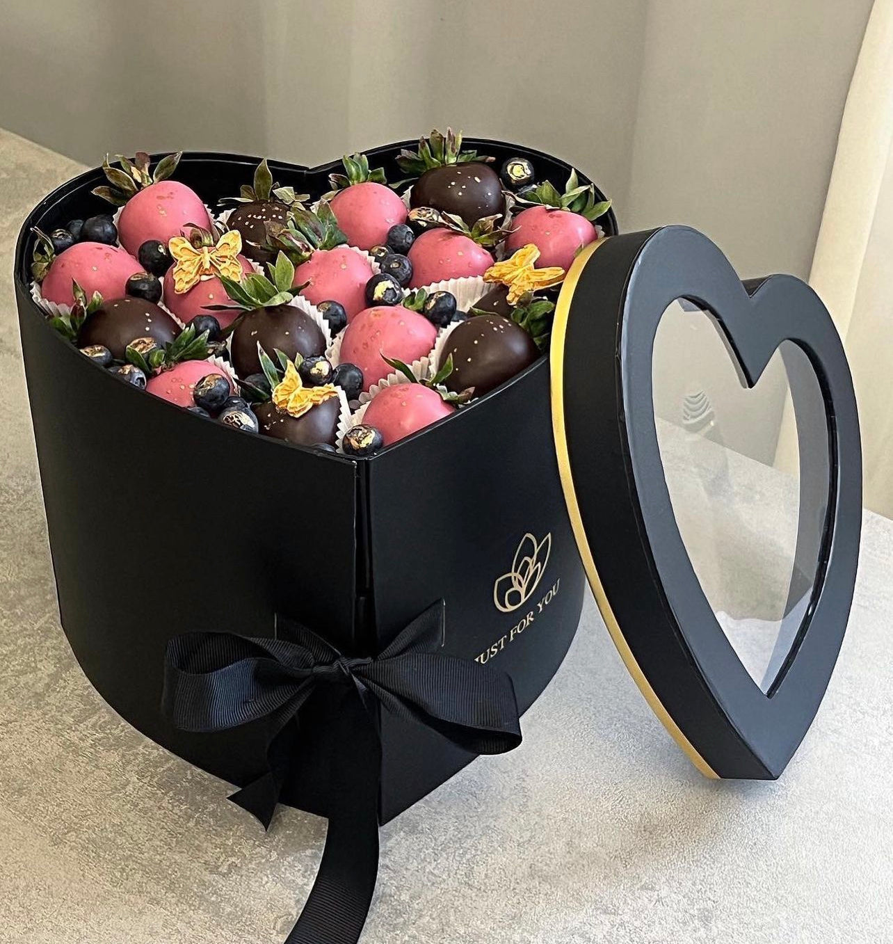 Premium "Heart" Box - capsune proaspete invelite in ciocolata Callebaut