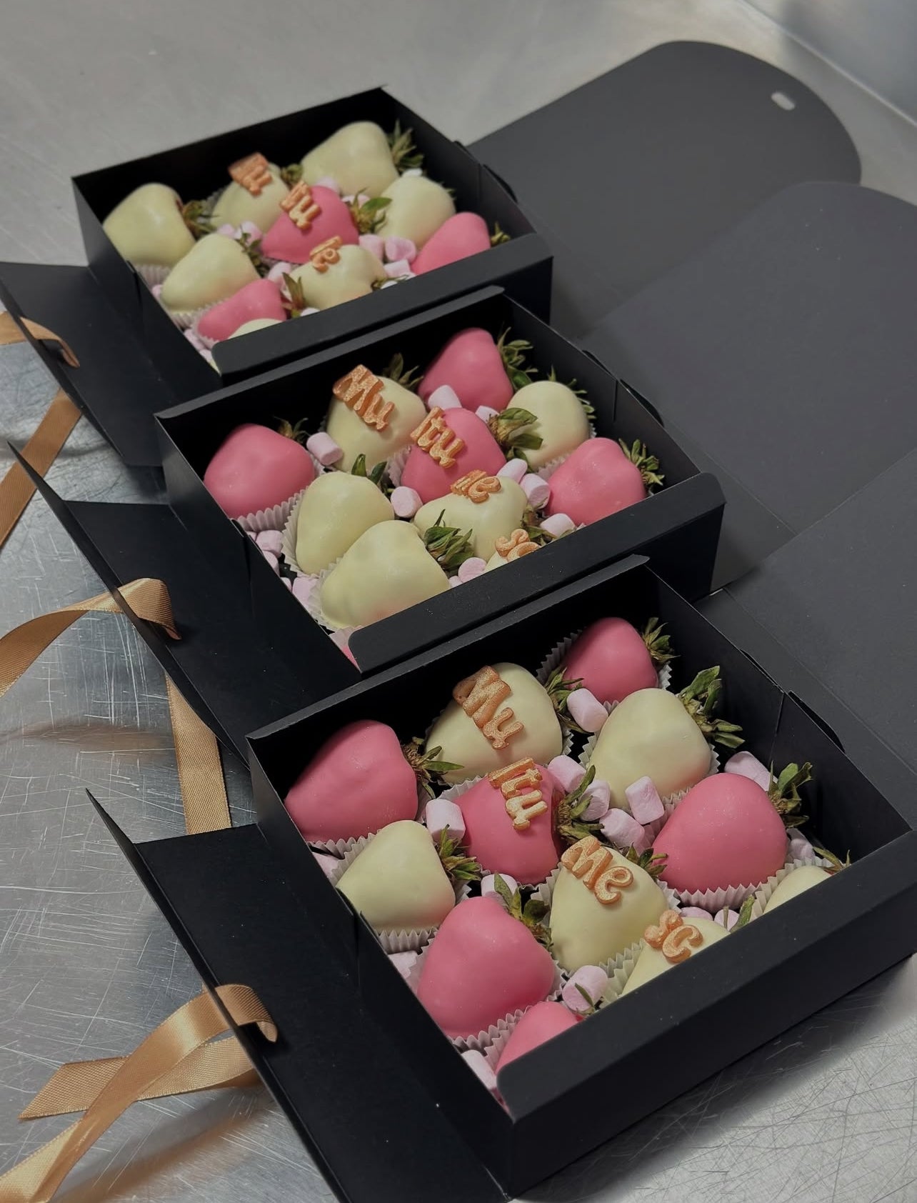 Box 12 capsune proaspete invelite in ciocolata belgiana Callebaut