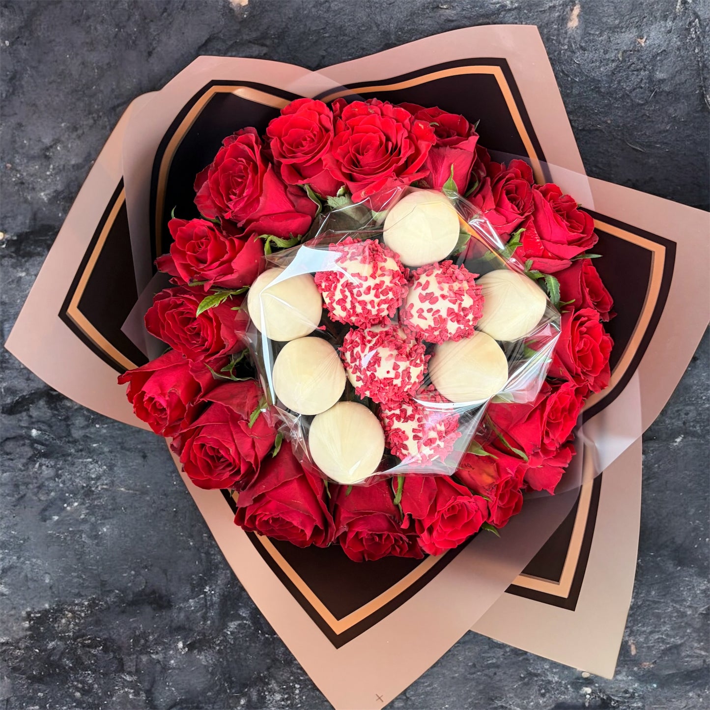 Buchet flori si capsune proaspete invelite in ciocolata Callebaut
