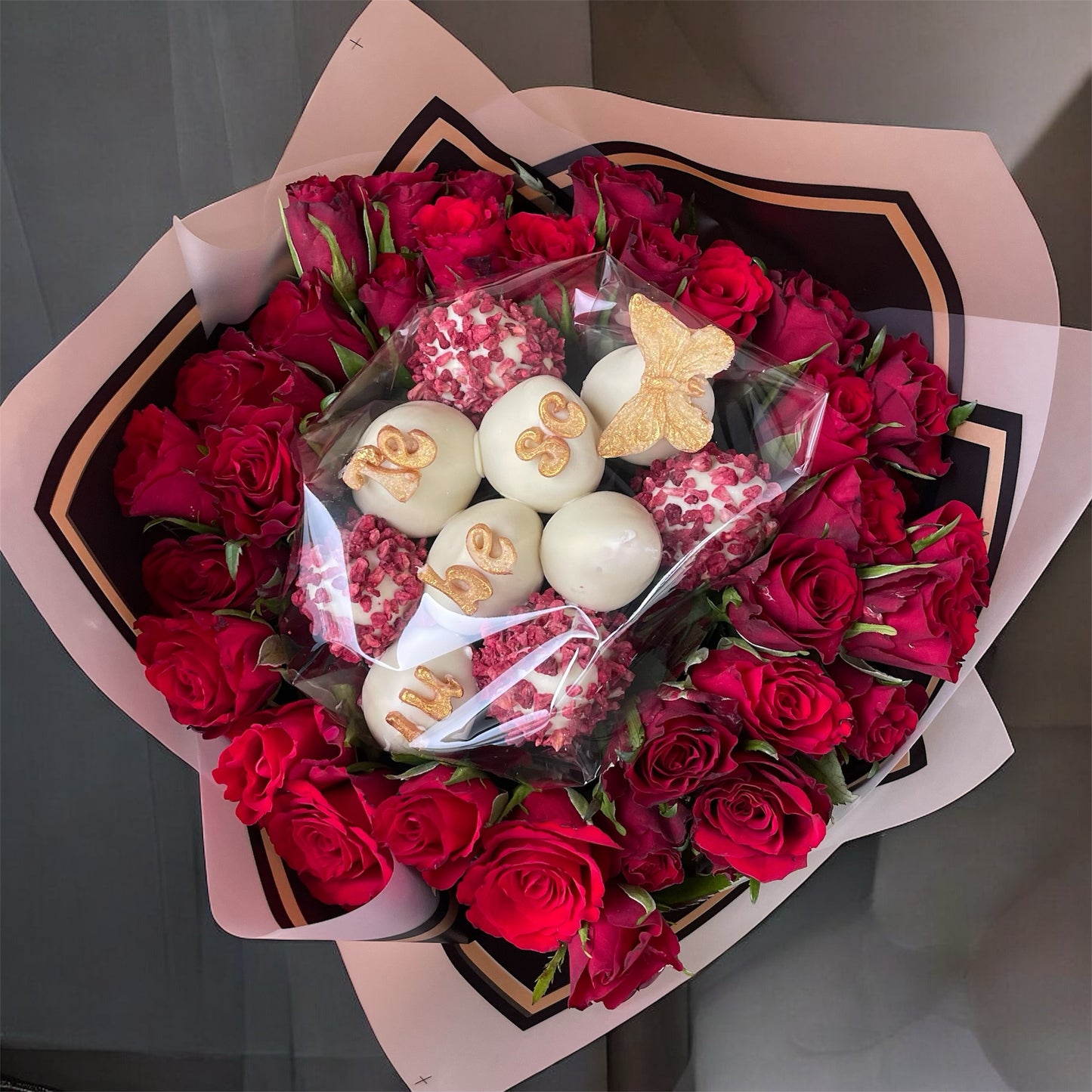 Buchet flori si capsune proaspete invelite in ciocolata callebaut