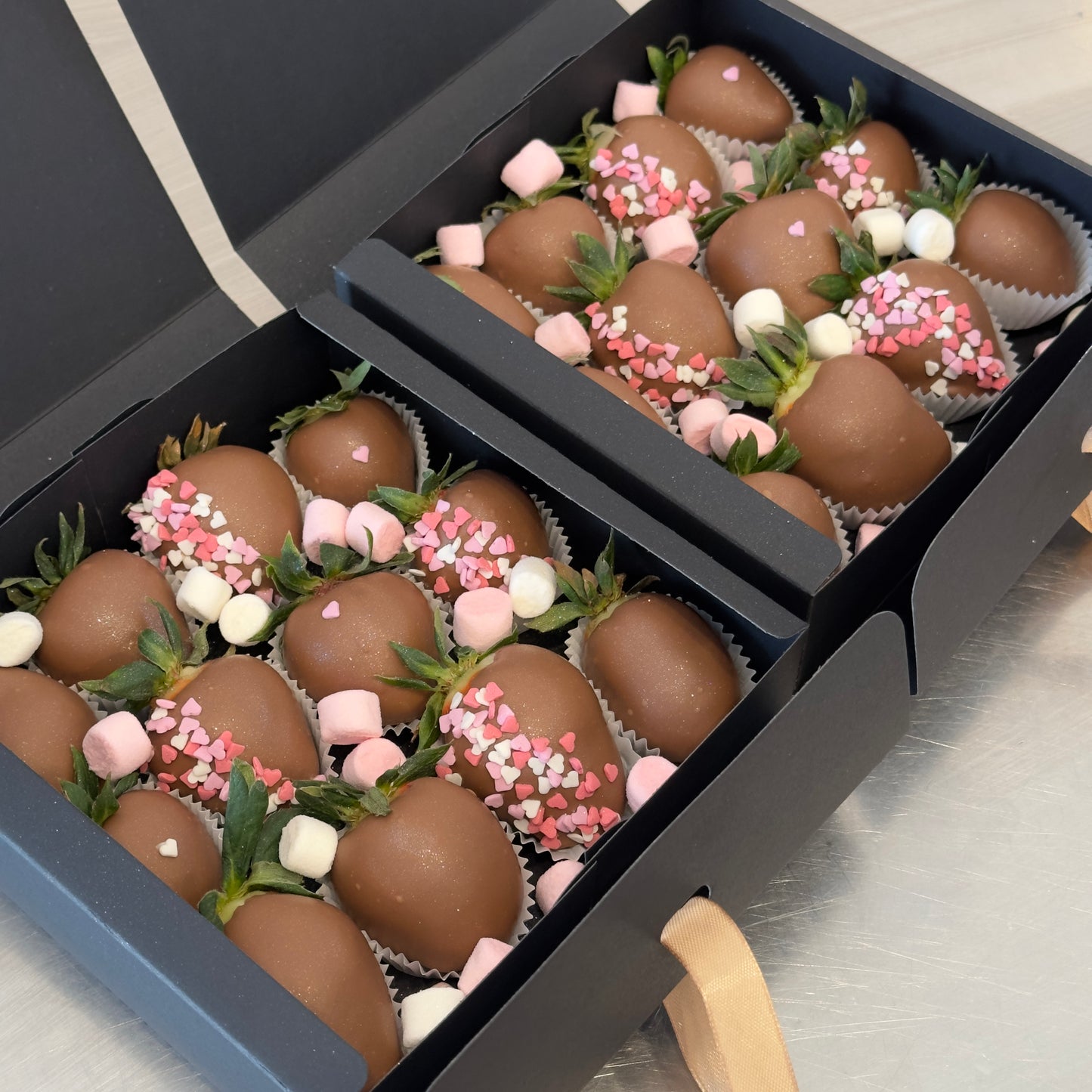 Box 12 capsune proaspete invelite in ciocolata belgiana Callebaut
