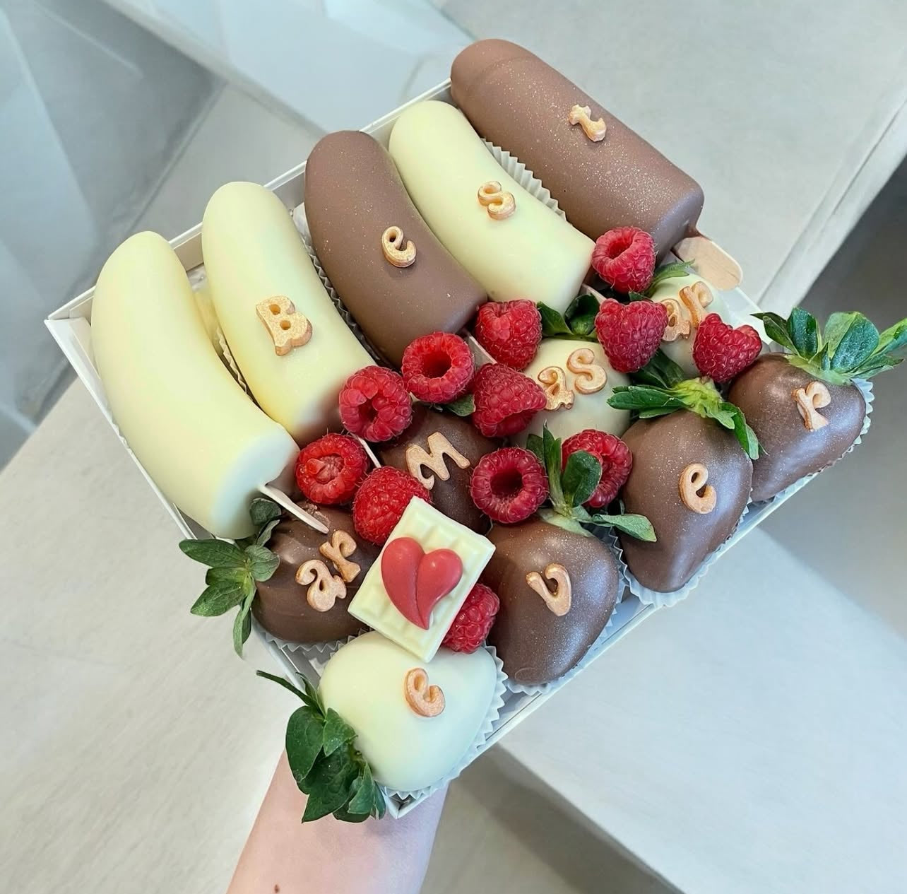 Mix Box banane si capsune proaspete invelite in ciocolata belgiana Callebaut