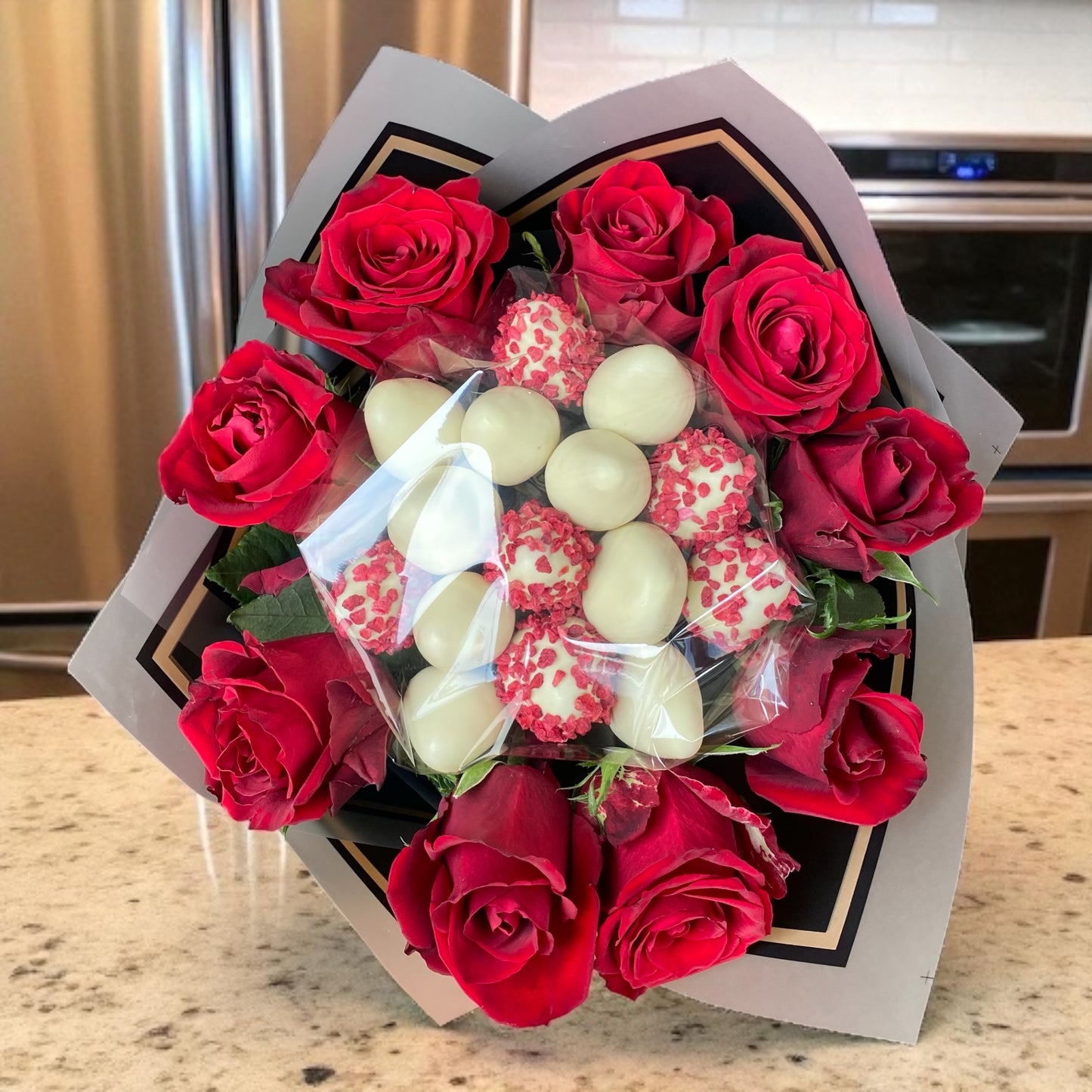 Buchet flori si capsune proaspete invelite in ciocolata callebaut