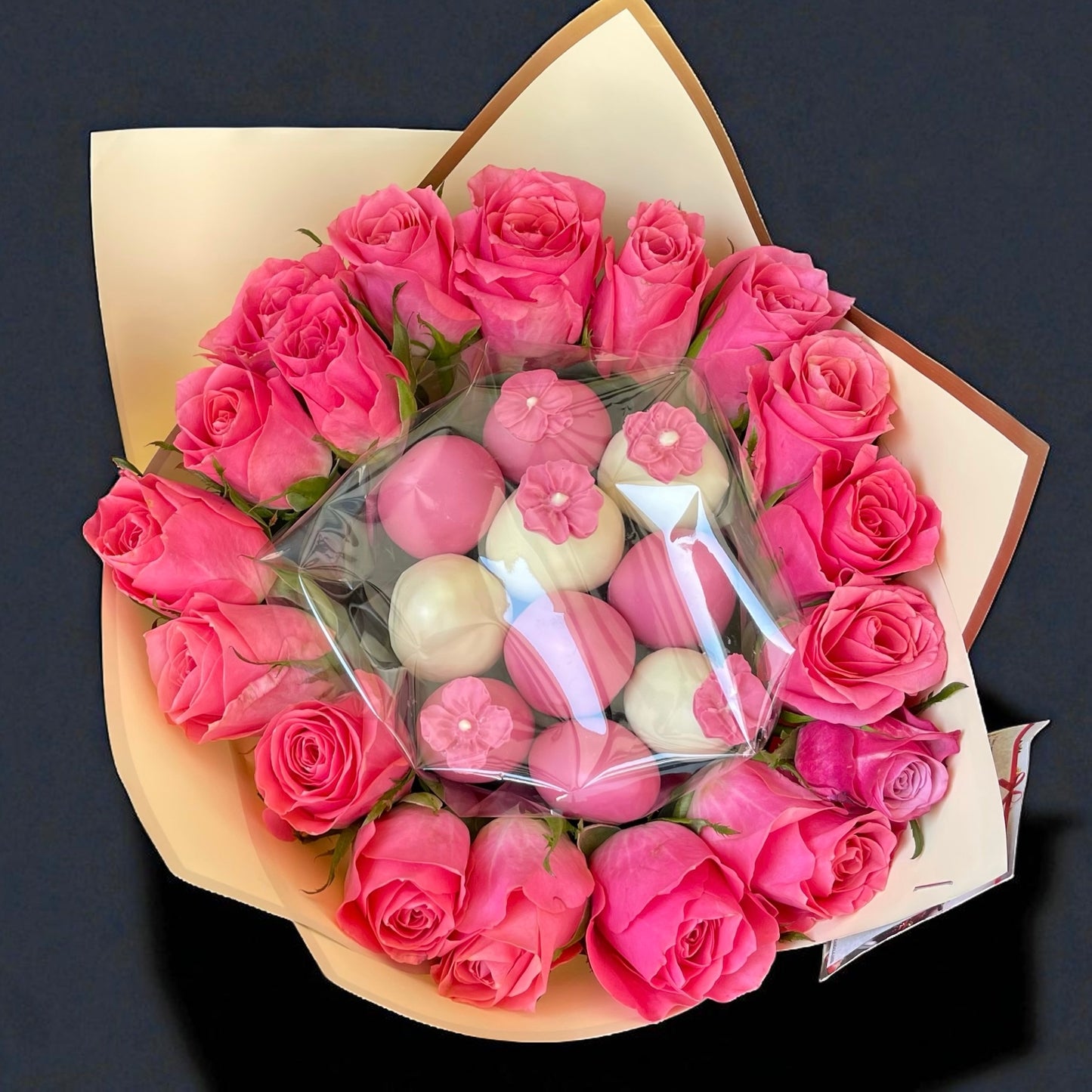 Buchet flori si capsune proaspete invelite in ciocolata callebaut