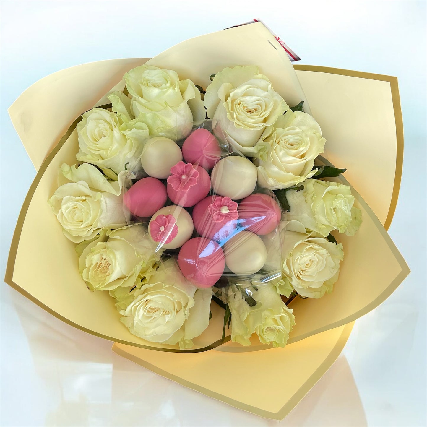 Buchet flori si capsune proaspete invelite in ciocolata callebaut