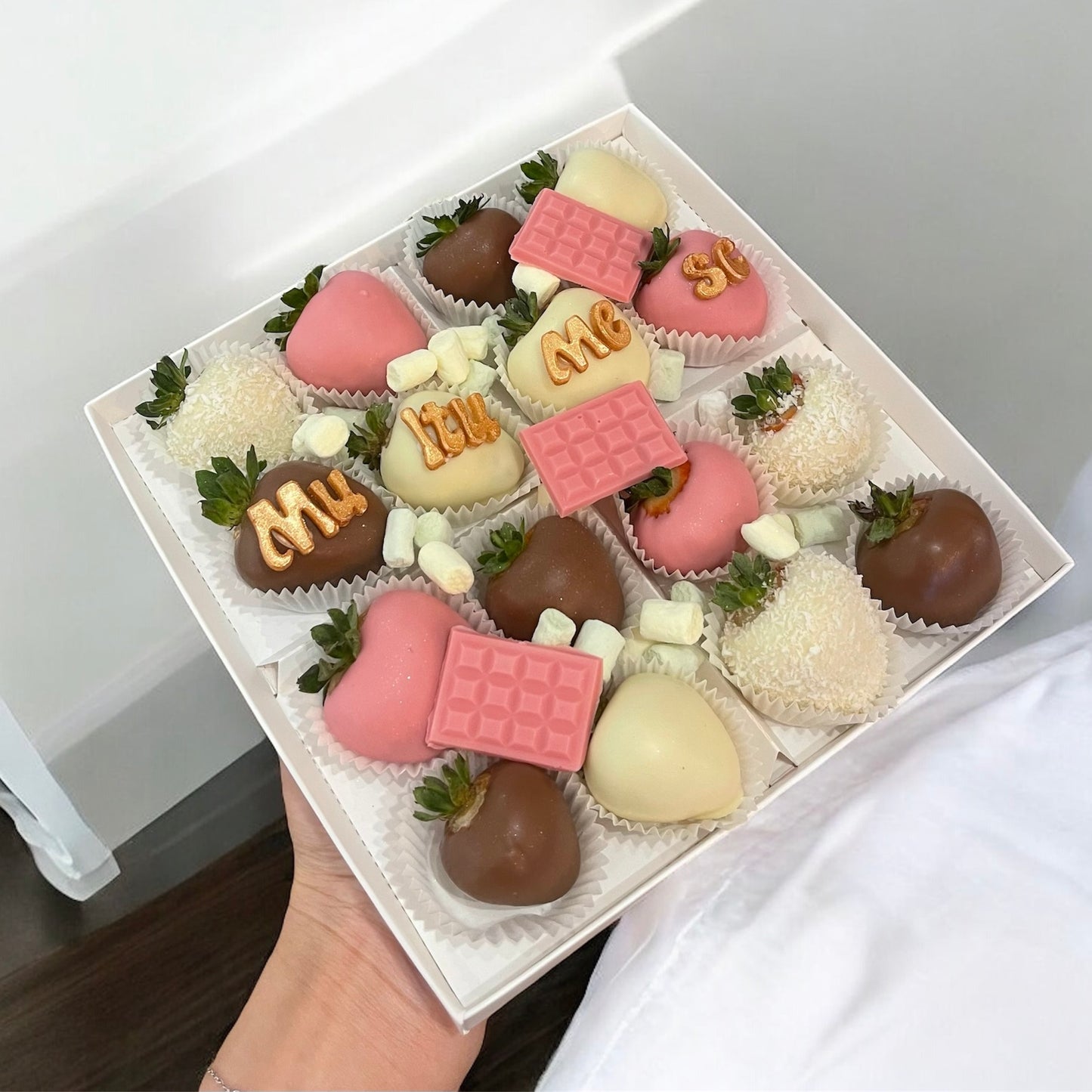 Box 16 capsune proaspete invelite in ciocolata belgiana Callebaut