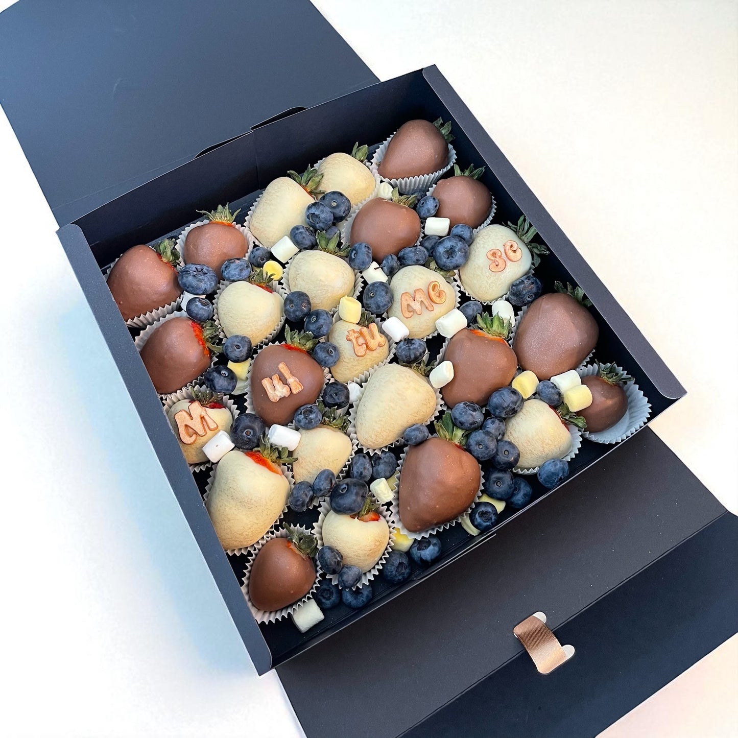 Box 25-30 capsune proaspete invelite in ciocolata belgiana Callebaut