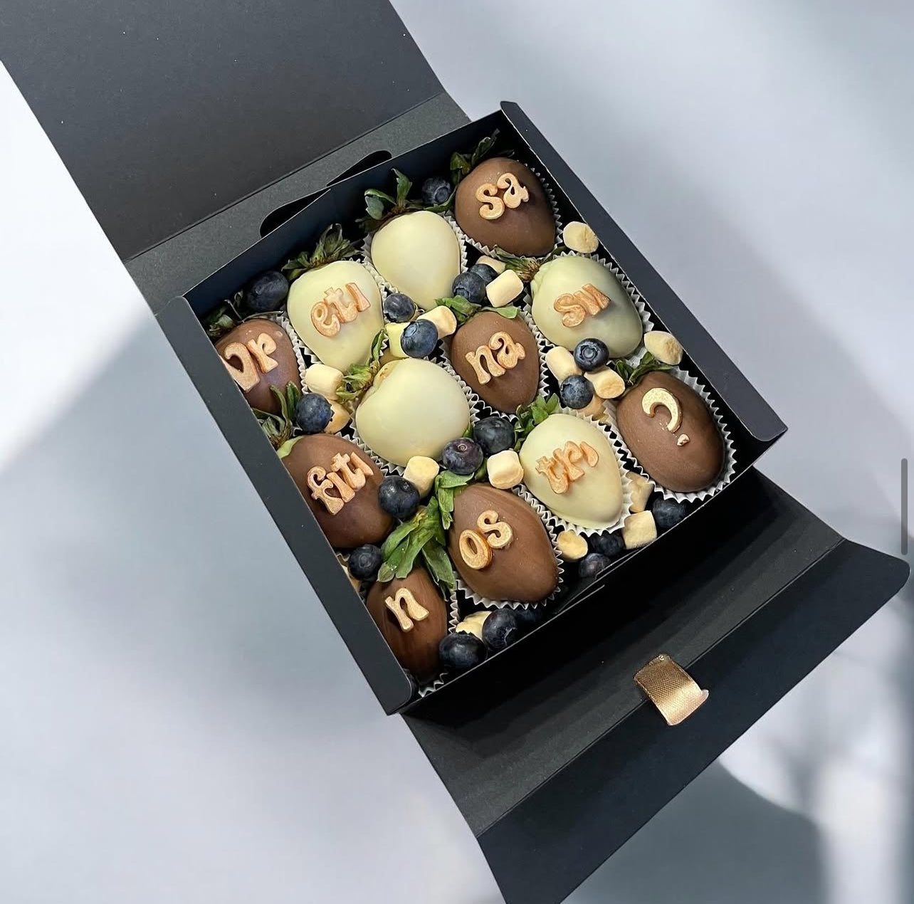 Box 12 capsune proaspete invelite in ciocolata belgiana Callebaut
