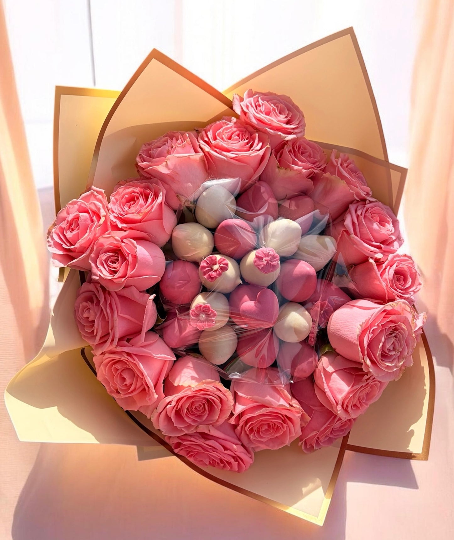Buchet flori si capsune proaspete invelite in ciocolata callebaut