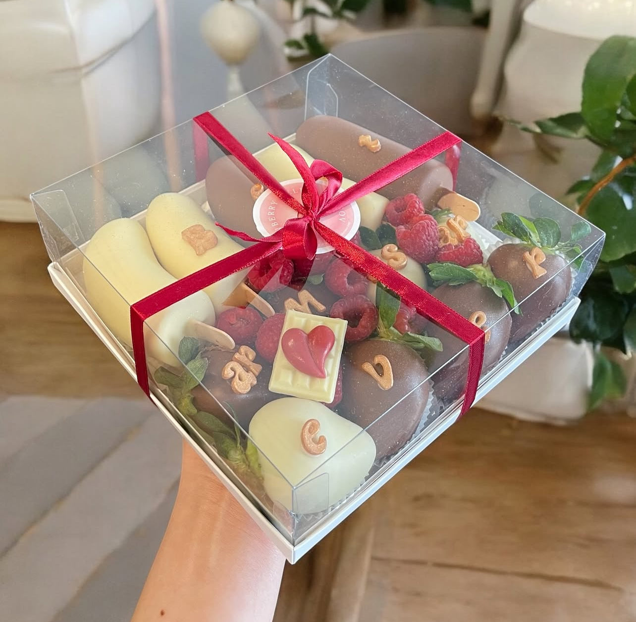 Mix Box banane si capsune proaspete invelite in ciocolata belgiana Callebaut