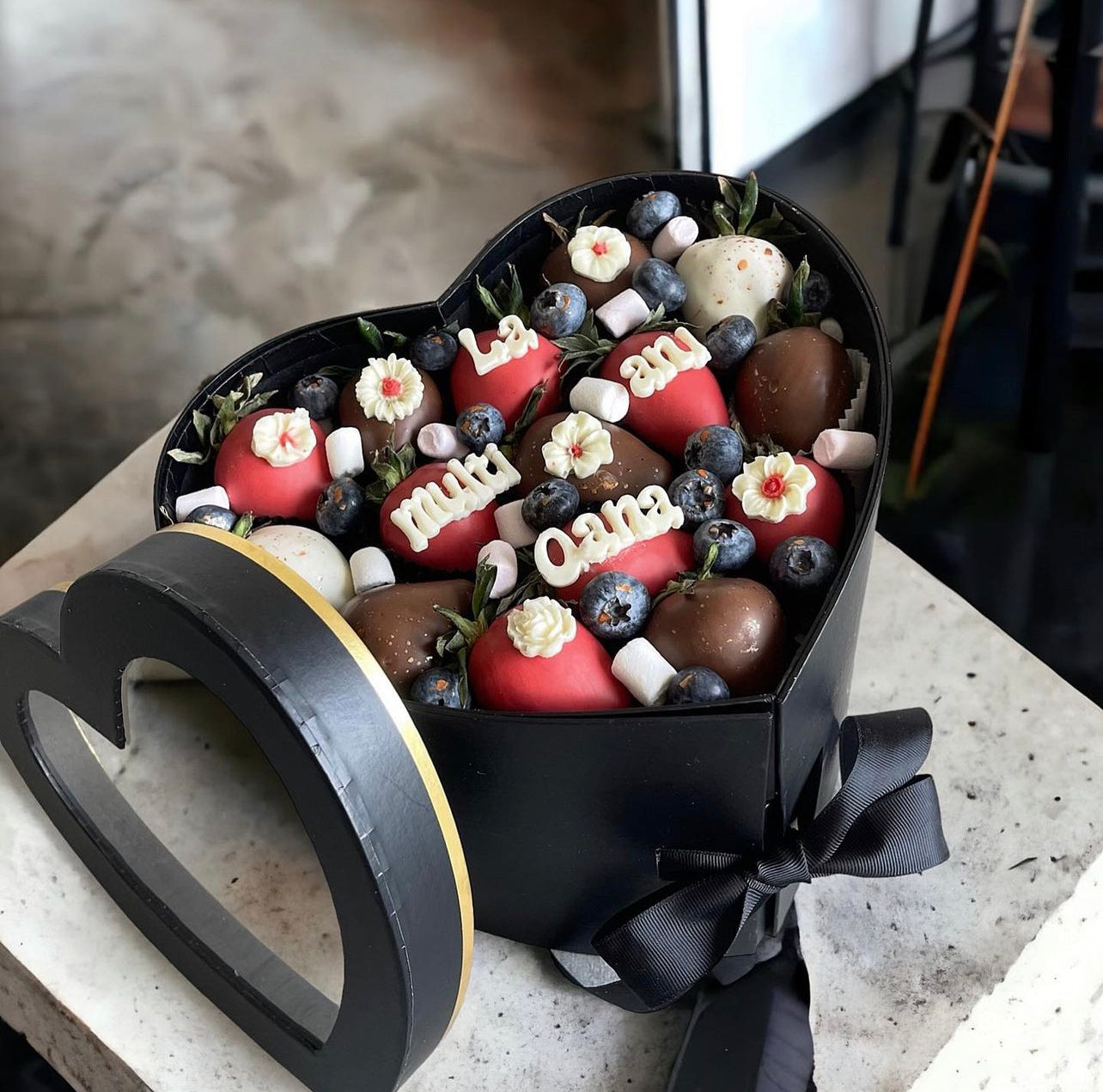 Premium "Heart" Box - capsune proaspete invelite in ciocolata Callebaut