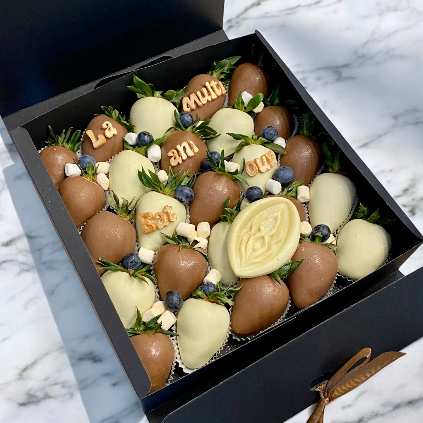 Box 25-30 capsune proaspete invelite in ciocolata belgiana Callebaut