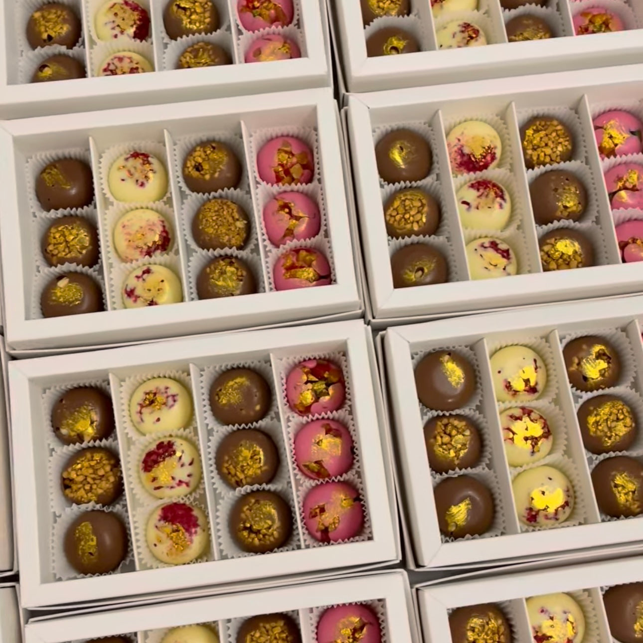 Cutie premium cu 12 praline artizanale asortate, din ciocolata belgiana Callebaut, 170g