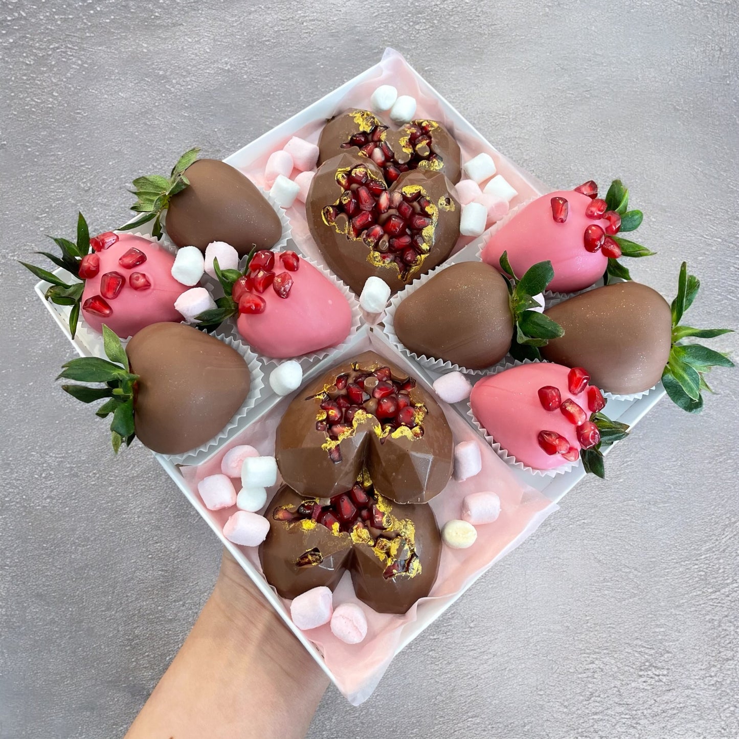 Box 4 inimi de ciocolata belgiana și rodie proaspata și 8 capsune proaspete invelite in ciocolata belgiana Callebaut