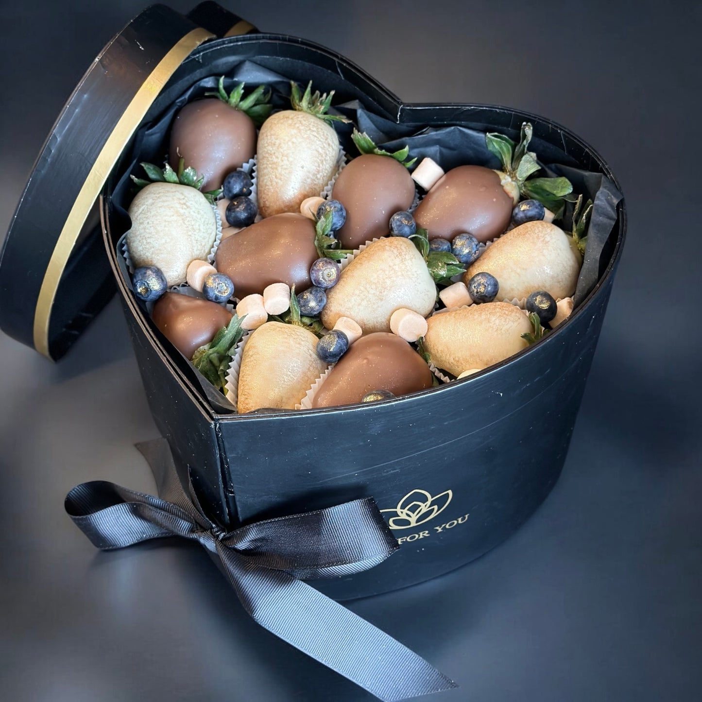 Premium "Heart" Box - capsune proaspete invelite in ciocolata Callebaut