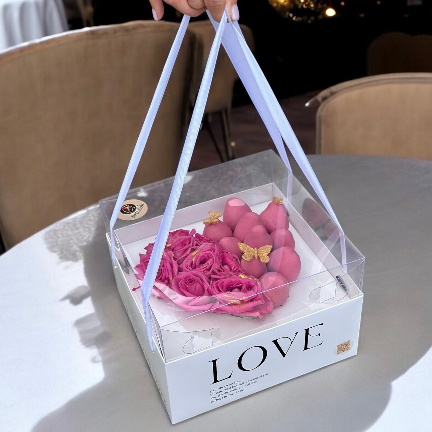 Box premium capsune proaspete invelite in ciocolata Callebaut si trandafiri
