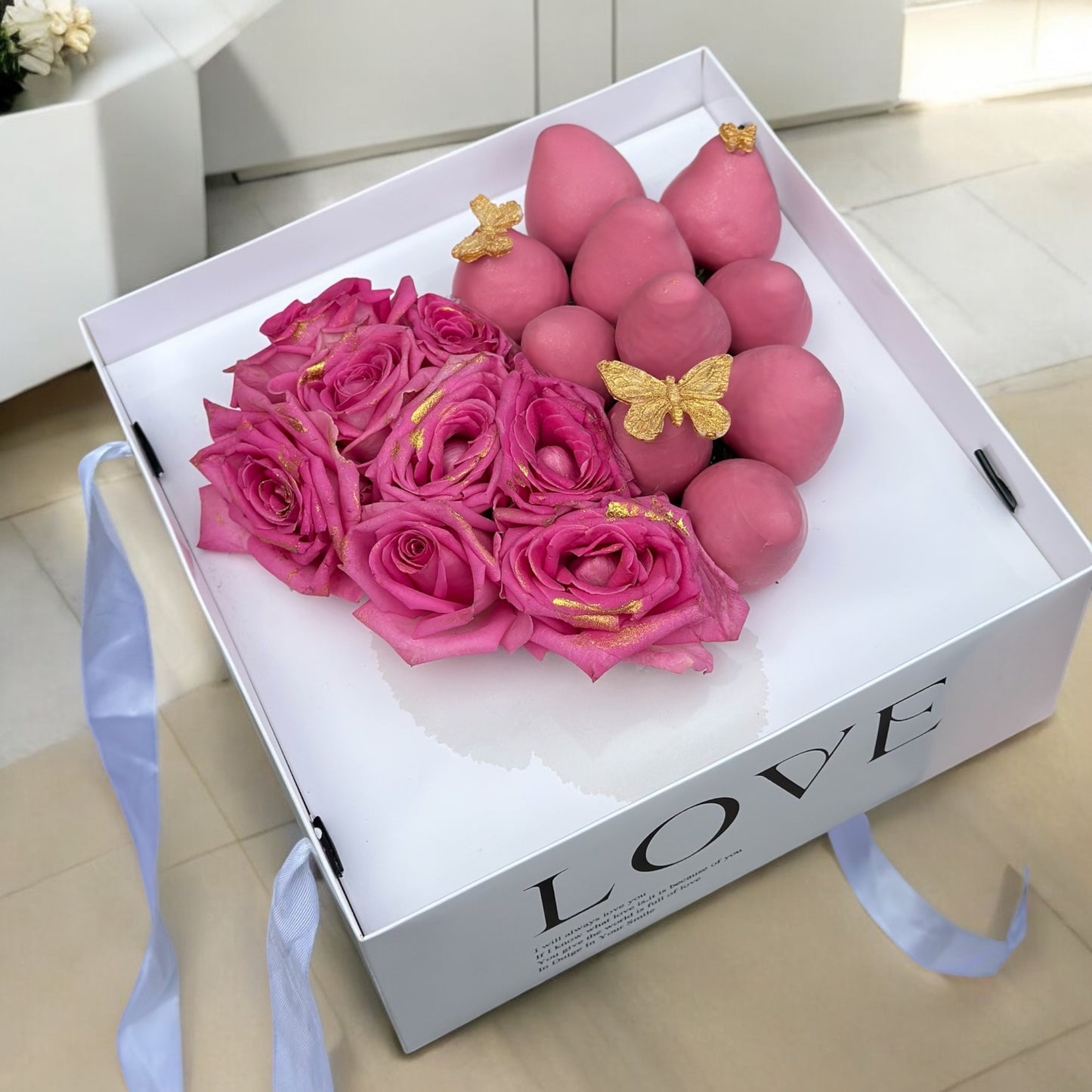 Box premium capsune proaspete invelite in ciocolata Callebaut si trandafiri