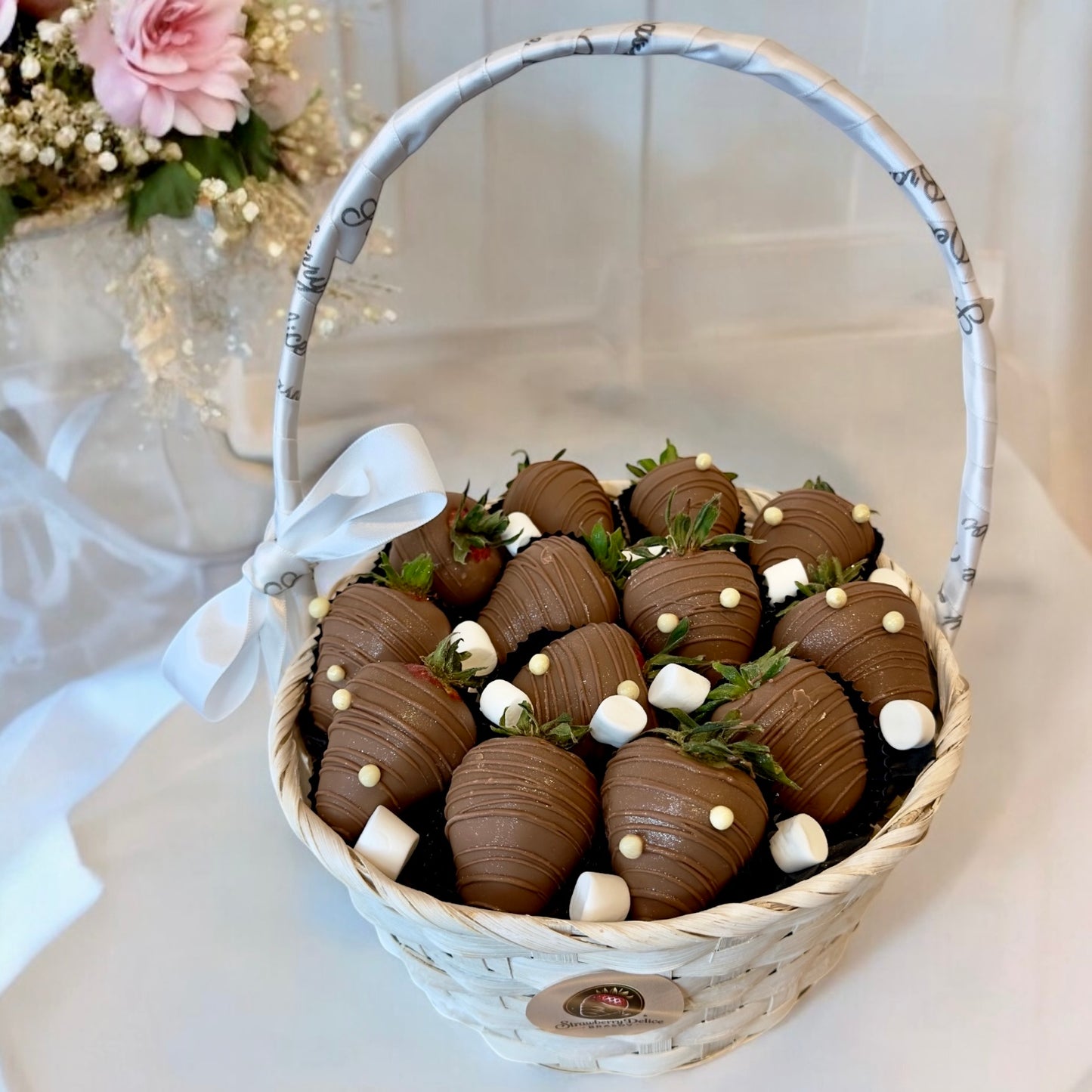 Cosulet capsune proaspete invelite in ciocolata belgiana Callebaut