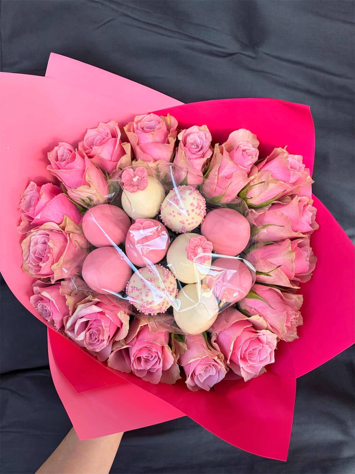 Buchet flori si capsune proaspete invelite in ciocolata callebaut