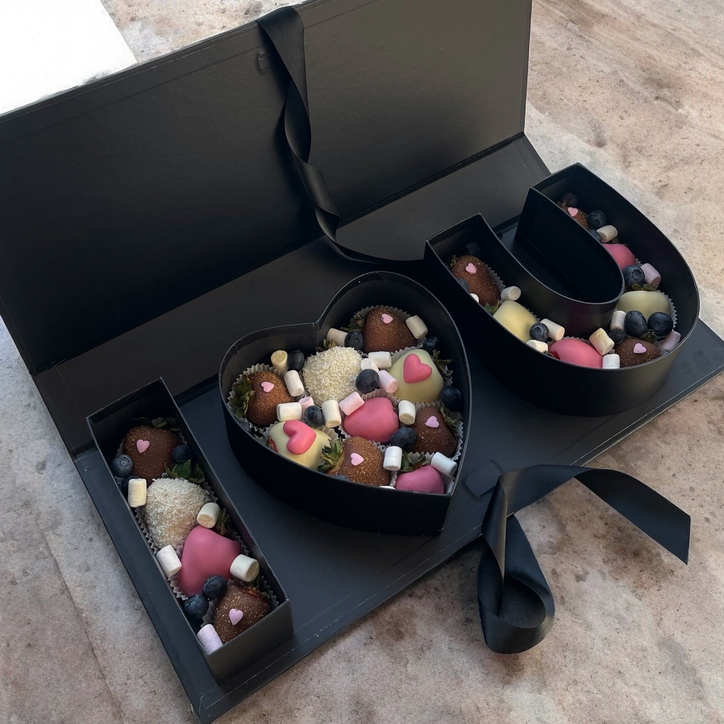 Premium box "Love you" - 20-25 capsune proaspete invelite in ciocolata belgiana Callebaut