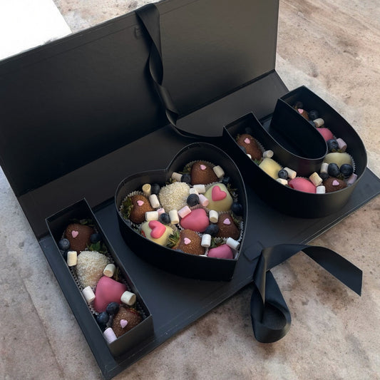 Premium box "Love you" - 20-25 capsune proaspete invelite in ciocolata Callebaut