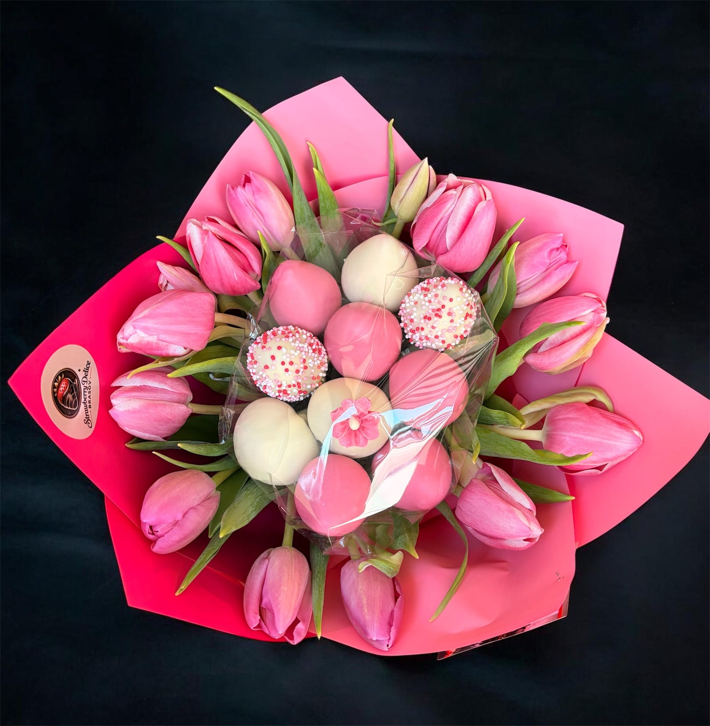 Buchet lalele si capsune proaspete invelite in ciocolata Callebaut