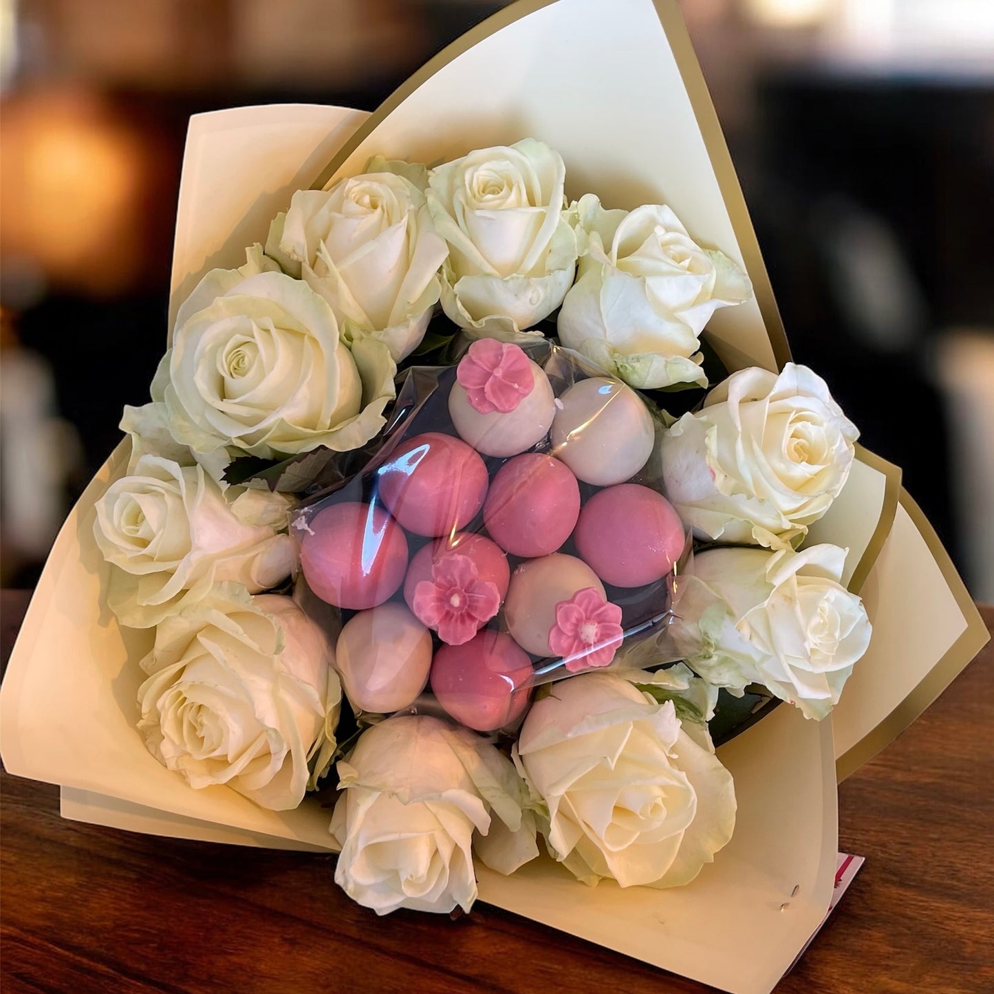 Buchet flori si capsune proaspete invelite in ciocolata callebaut