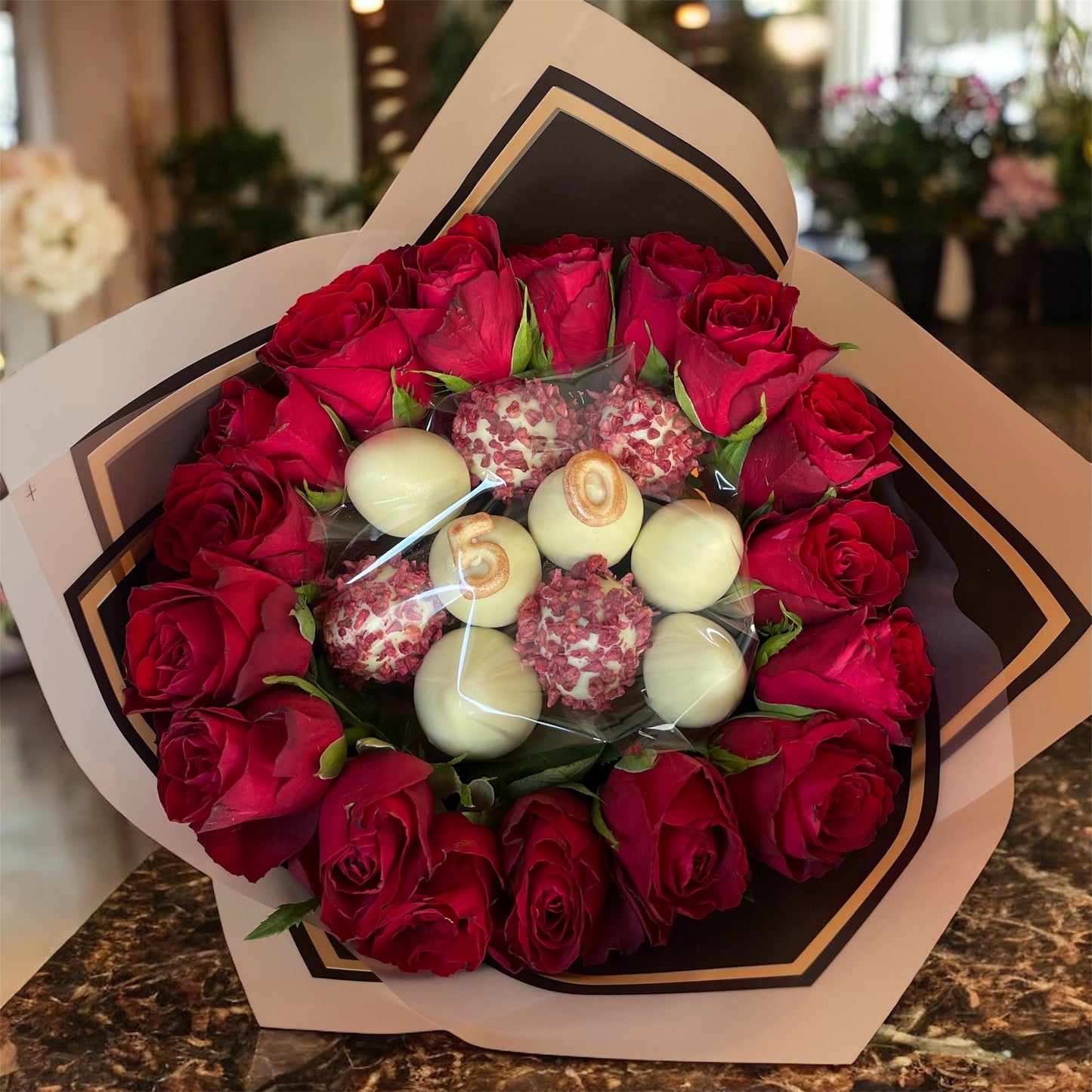 Buchet flori si capsune proaspete invelite in ciocolata callebaut