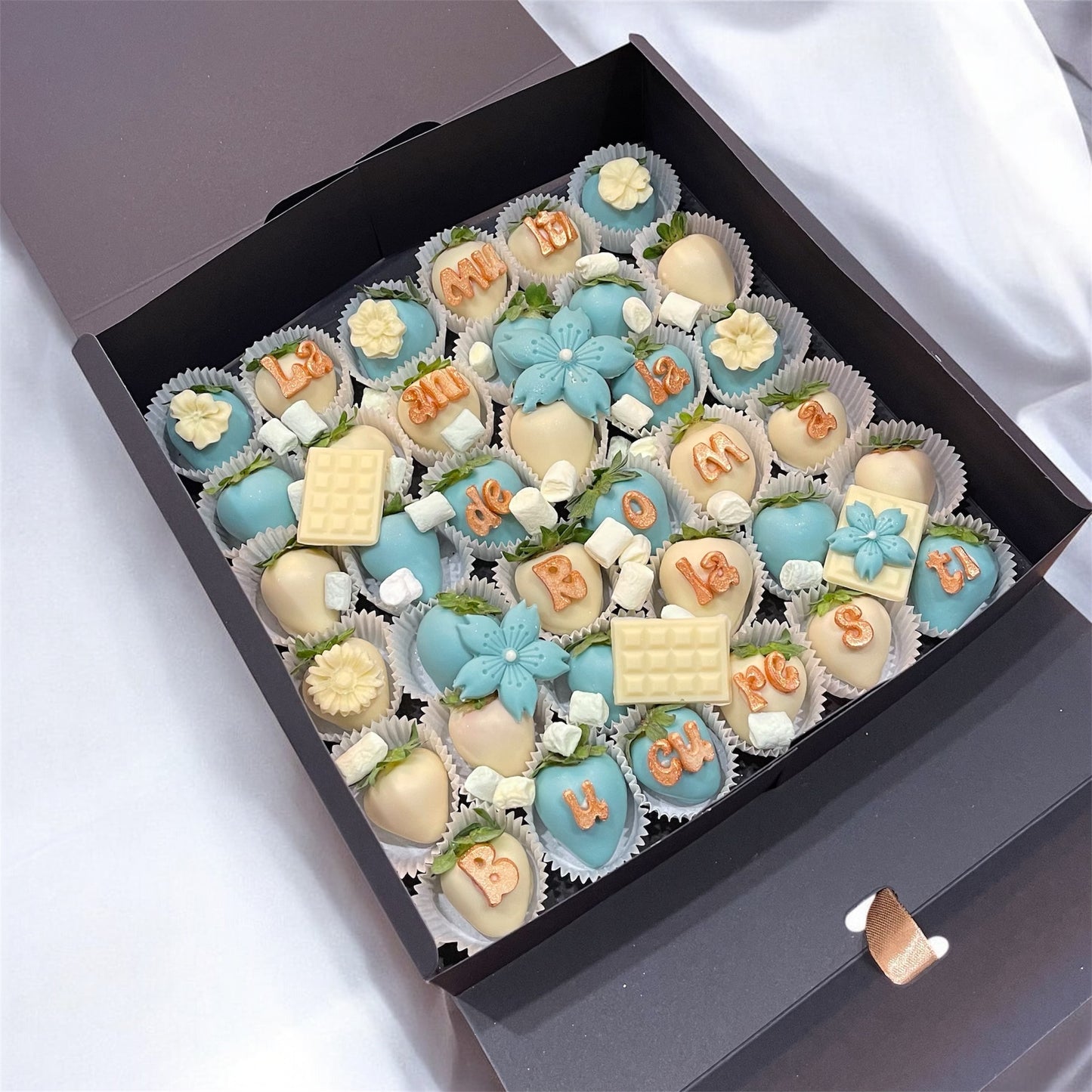 Box 25-30 capsune proaspete invelite in ciocolata belgiana Callebaut