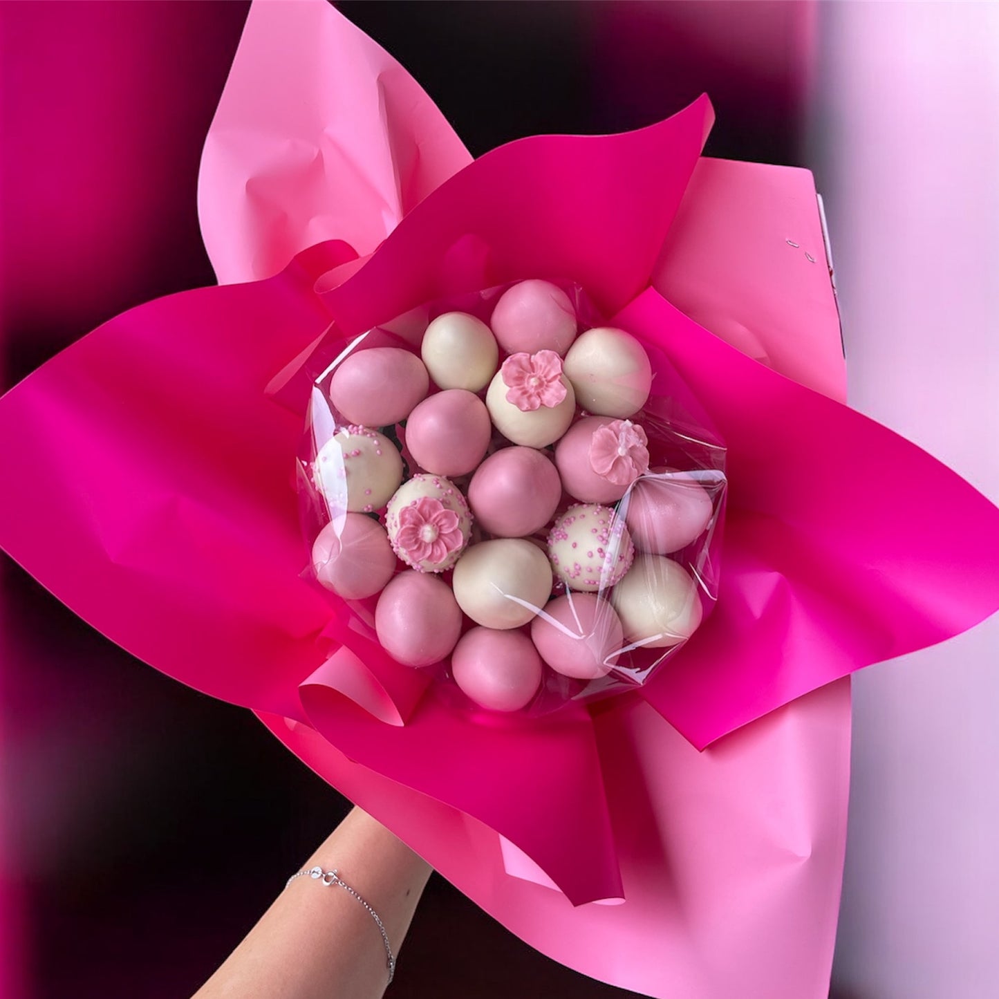 Buchet 9 capsune proaspete invelite in ciocolata belgiana Callebaut