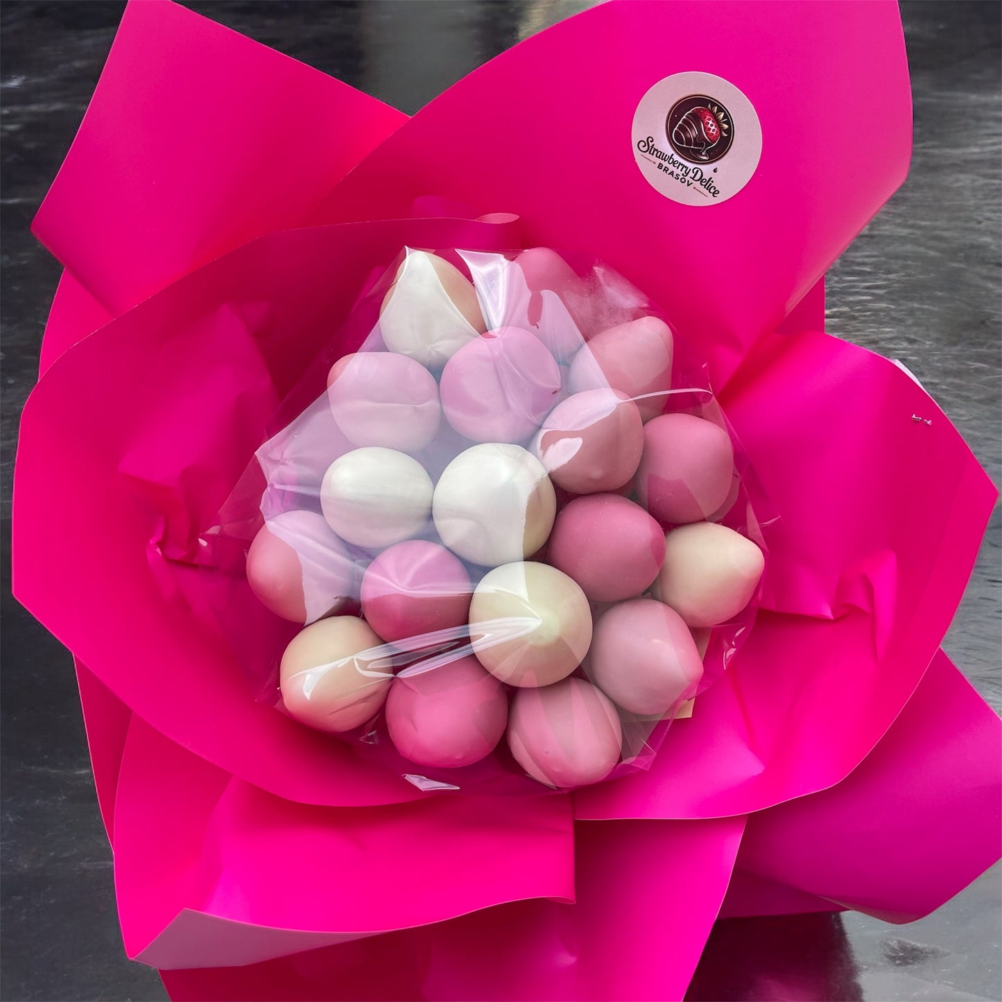 Buchet 9 capsune proaspete invelite in ciocolata belgiana Callebaut