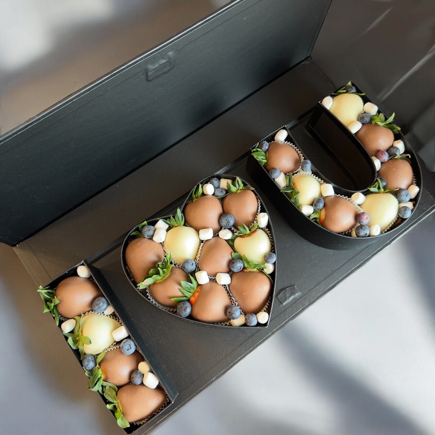 Premium box "Love you" - 20-25 capsune proaspete invelite in ciocolata belgiana Callebaut