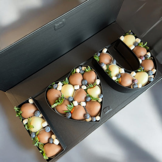 Premium box "Love you" - 20-25 capsune proaspete invelite in ciocolata Callebaut