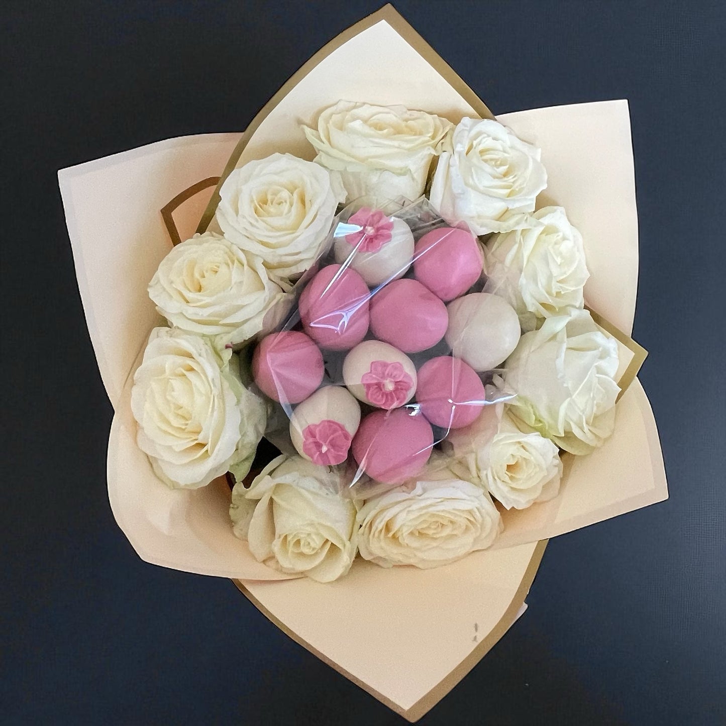 Buchet flori si capsune proaspete invelite in ciocolata callebaut