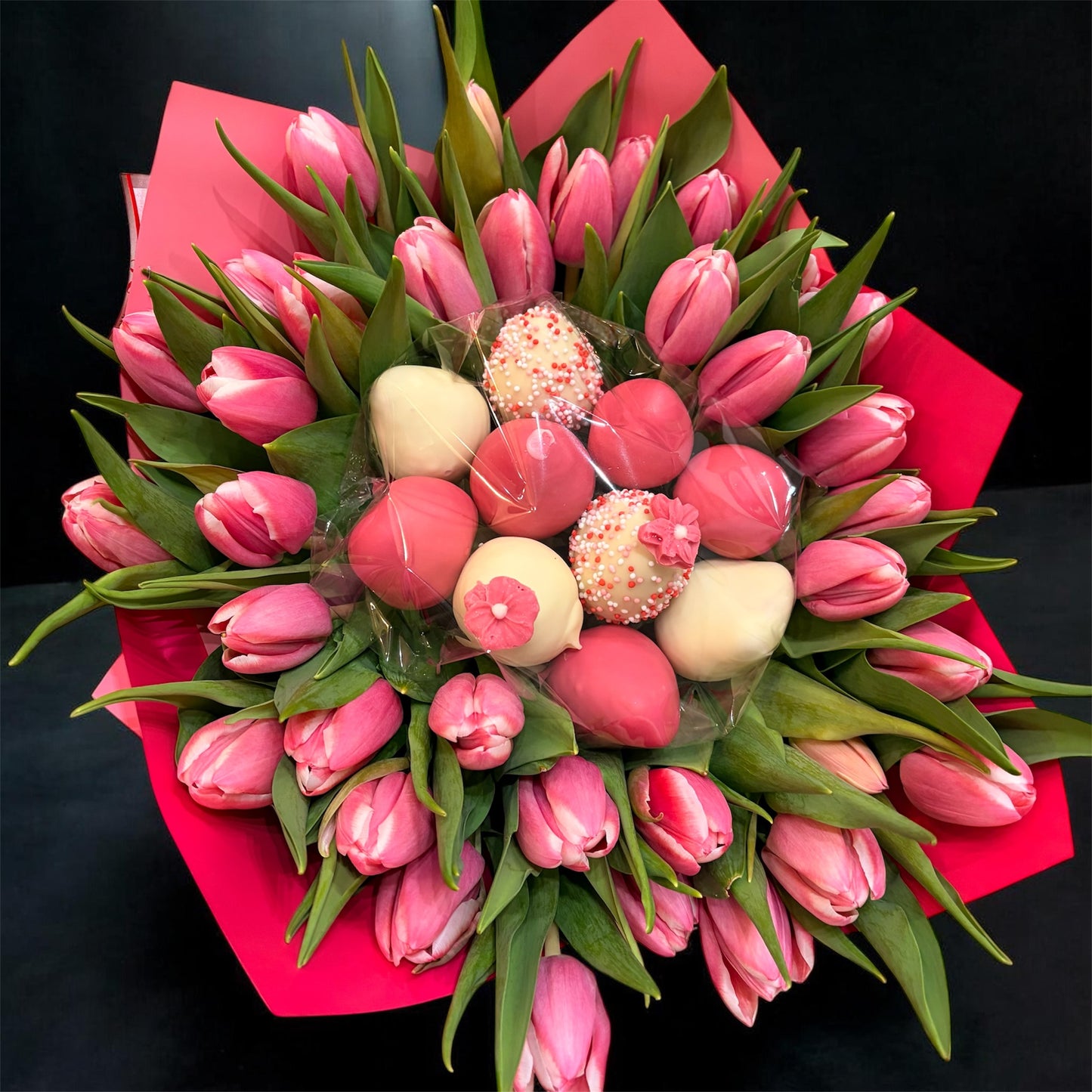 Buchet lalele si capsune proaspete invelite in ciocolata Callebaut
