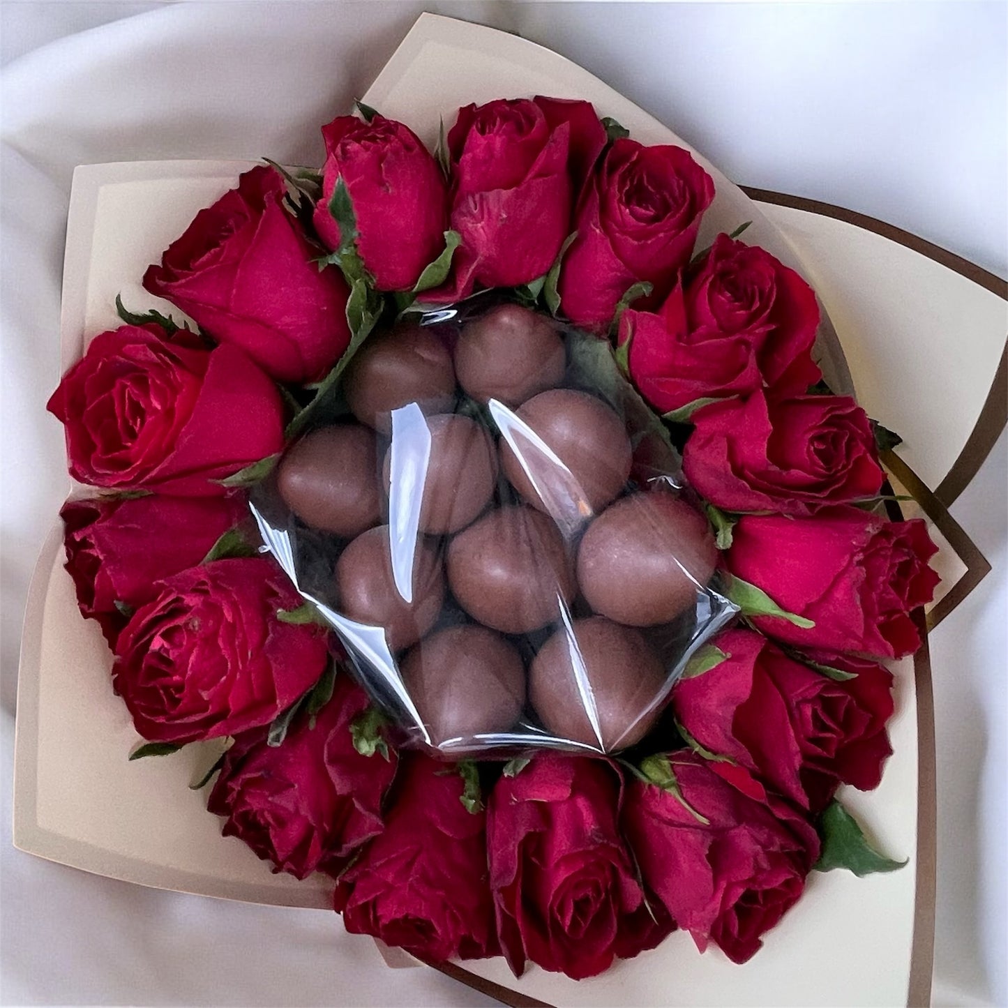 Buchet flori si capsune proaspete invelite in ciocolata callebaut