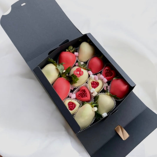 Cutie premium cu 9 capsune invelite in ciocolata și 4 praline artizanale asortate in forma de inima, din ciocolata Callebaut