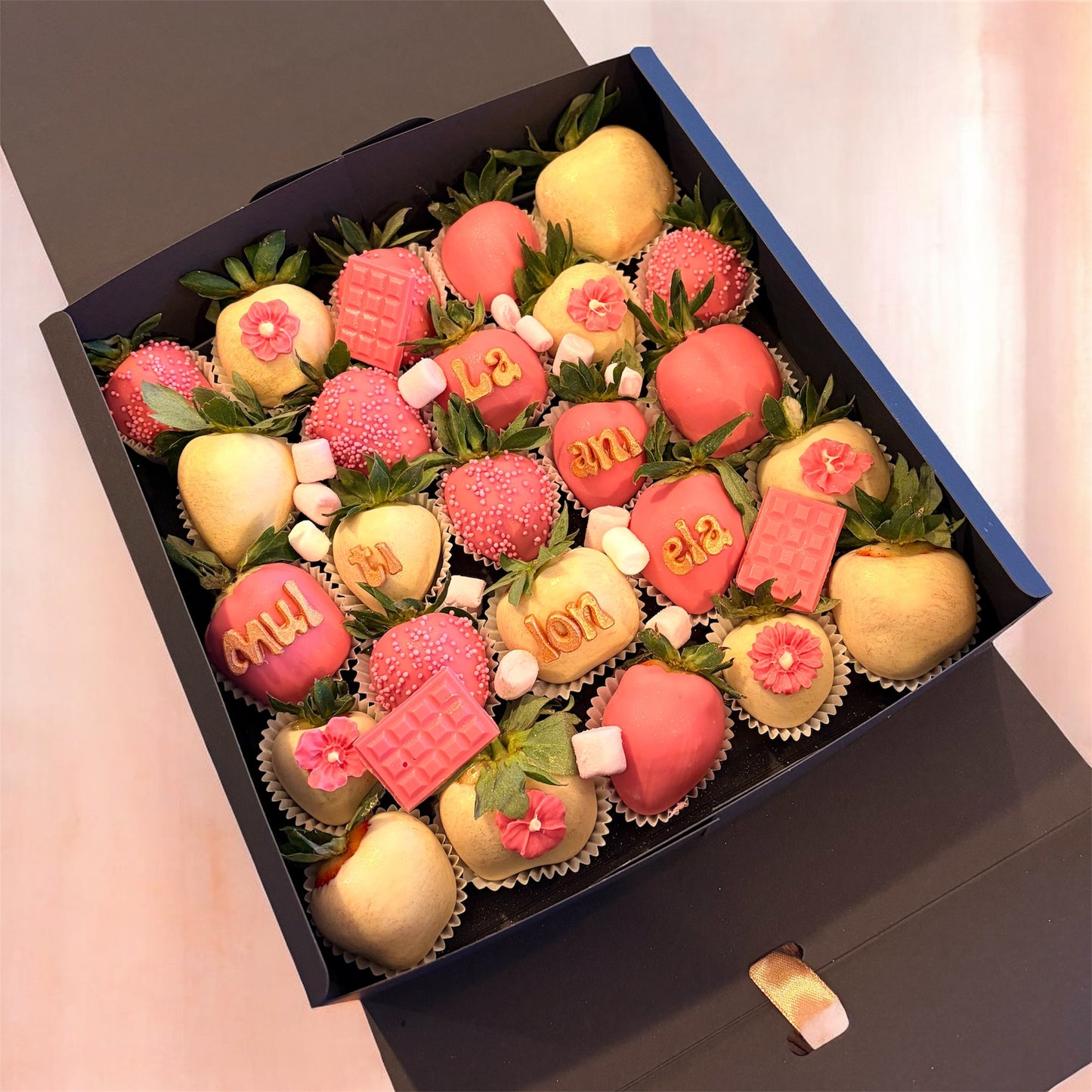 Box 25-30 capsune proaspete invelite in ciocolata belgiana Callebaut