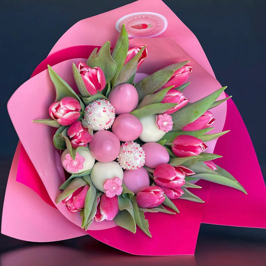 Buchet lalele si capsune proaspete invelite in ciocolata Callebaut