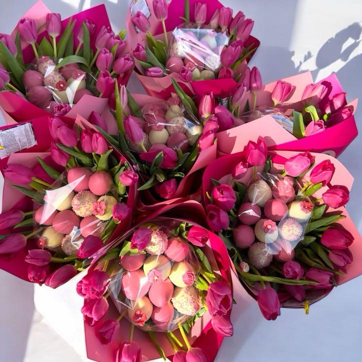 Buchet lalele si capsune proaspete invelite in ciocolata Callebaut