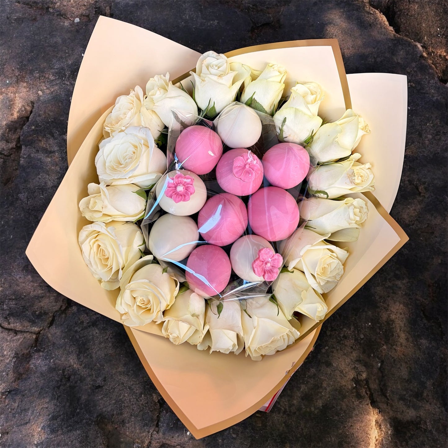 Buchet flori si capsune proaspete invelite in ciocolata callebaut