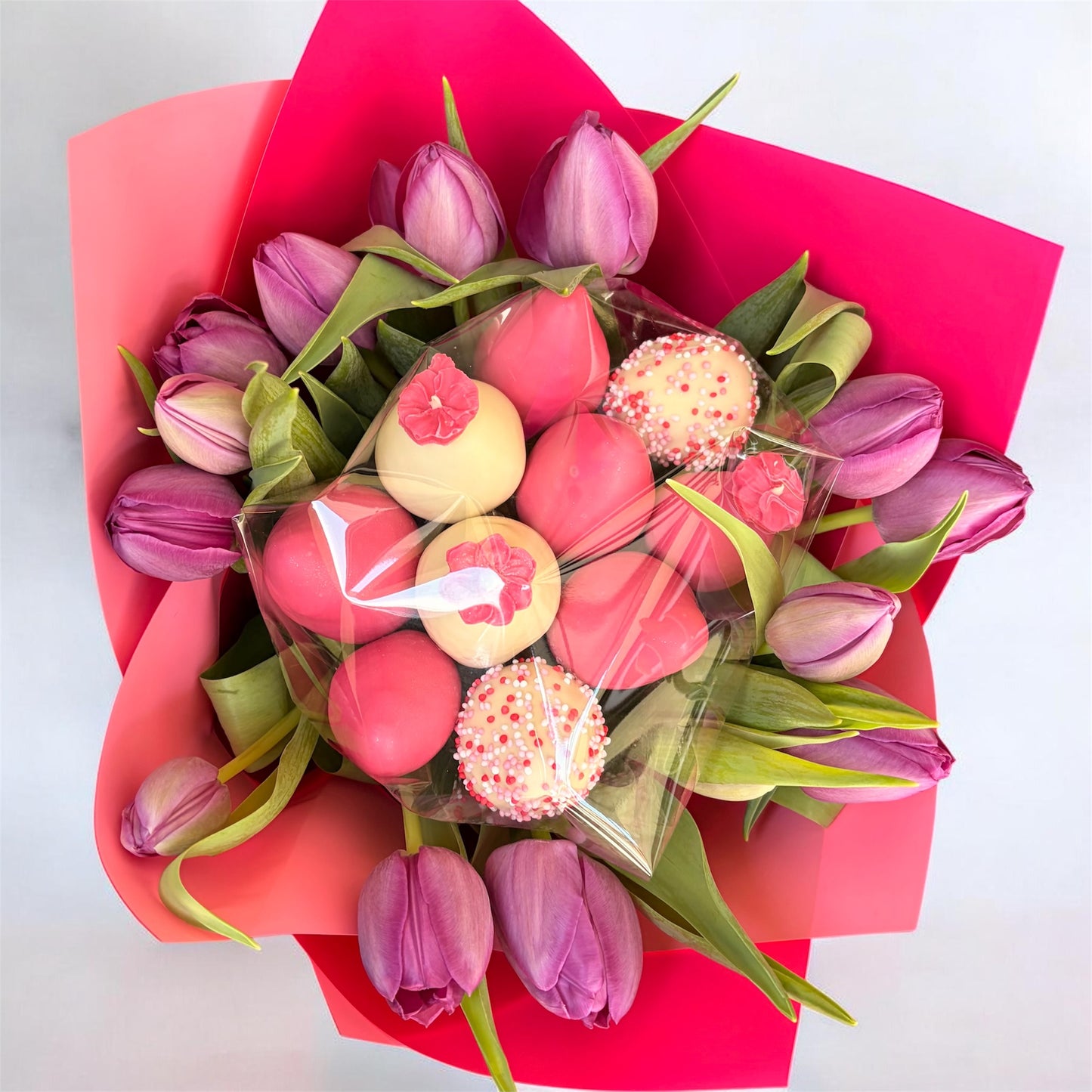 Buchet lalele si capsune proaspete invelite in ciocolata Callebaut