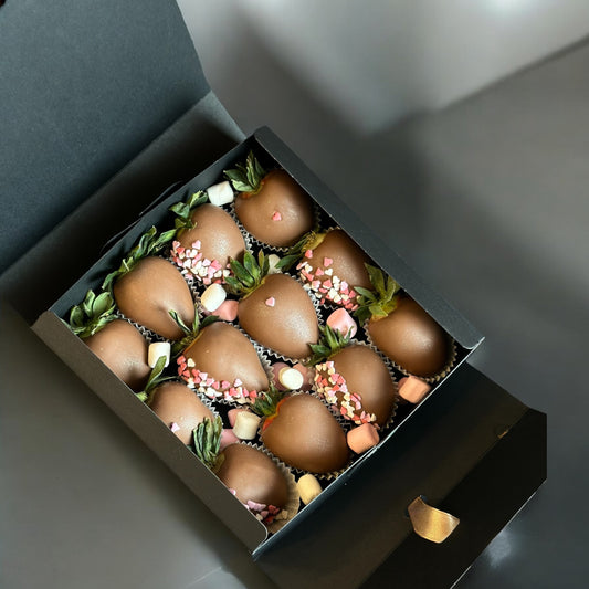 Box 12 capsune proaspete invelite in ciocolata Callebaut Inimi