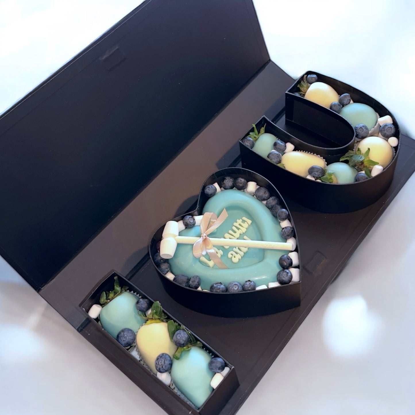 Premium box "Love you" - 20-25 capsune proaspete invelite in ciocolata belgiana Callebaut
